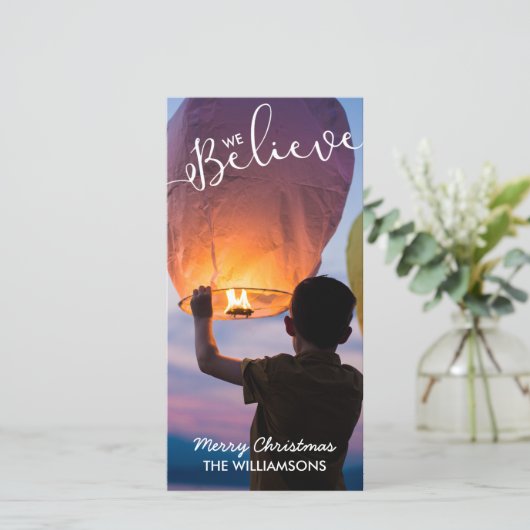 We Geloven in de Magie van Kerstmis Vakantiefoto Feestdagenkaart (Staand voorkant)