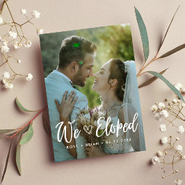 We Gingen Stiekem Weg Elegante Witte Script Huweli Aankondiging