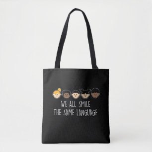 We glimlachen allemaal in dezelfde taal als die va tote bag