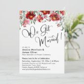 We Got Married Typografie Donkerrood Bloemen Kaart (Staand voorkant)