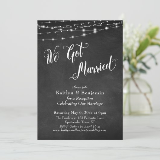 We Got Married Typografie Krijtbord Slingerlampjes Kaart (Staand voorkant)