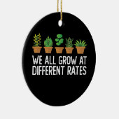 We groeien allemaal in verschillende snelheden keramisch ornament (Rechts)