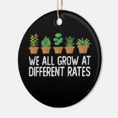 We groeien allemaal in verschillende snelheden keramisch ornament (Links)