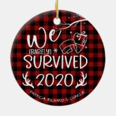 We hebben 2020 Cute Funny Covid Kerstmis overleefd Keramisch Ornament (Achterkant)