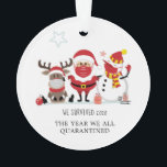 We hebben 2020 jaar overleefd. We hebben gepleit v Ornament<br><div class="desc">Pas deze schattige kerstversiering "We hebben 2020" met je eigen bericht of alleen je familienaam aan door op bovenstaande link 'Deze' aan te passen. Breng dit jaar een kerstjuweel met deze grappige en schattige versiering met Kerstman,  rendier en Snowman in maskers.</div>