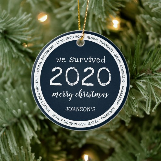 We hebben 2020 overleefd naam marineblauw keramisch ornament (Boom)