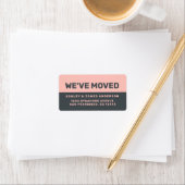 We hebben Black Pastel Pink New Address verplaatst Etiket (Insitu)