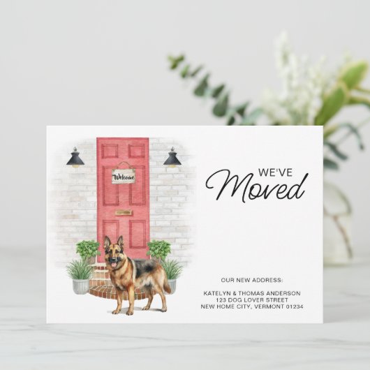 We hebben de Duitse herder Red Door Dog verhuisd Aankondiging (Staand voorkant)