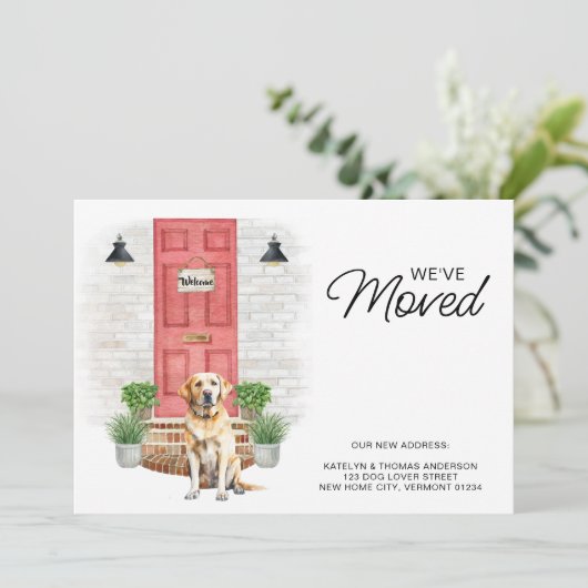 We hebben de gele labrador rode deurhond verplaats aankondiging (Staand voorkant)