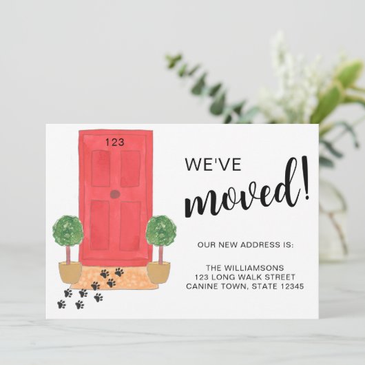 We hebben de hond verplaatst aankondiging (Staand voorkant)