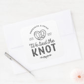 We hebben de knoop vastgebonden. vierkante sticker (Envelop)