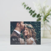 We hebben de Knot getild | Elegant Two Photo Weddi Aankondigingskaart (Staand voorkant)