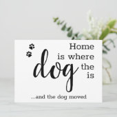 We hebben de New Home Pet Dog Moving Aankondiging (Staand voorkant)