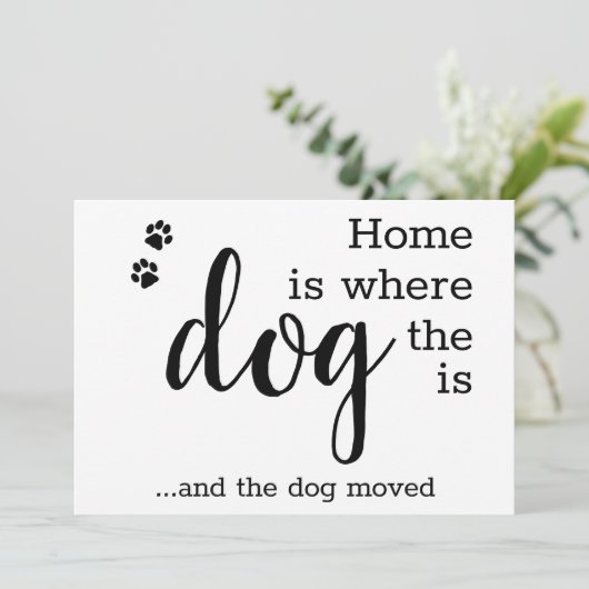 We hebben de New Home Pet Dog Moving Aankondiging (Staand voorkant)