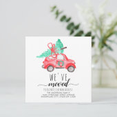 We hebben de rode kerstboom verplaatst aankondiging (Staand voorkant)