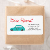 We hebben een auto met een groot kerstlabel. etiket (Insitu)