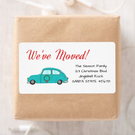 We hebben een auto met een groot kerstlabel. etiket (Insitu)