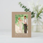 We hebben een gehuwde moderne eenvoudige aankondig briefkaart (Staand voorkant)