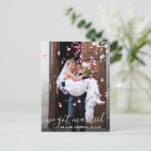 We hebben een gehuwde Trendy Modern Script Foto Briefkaart (Staand voorkant)