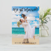 We hebben een gehuwde viering van penseelscript ui aankondiging (Staand voorkant)