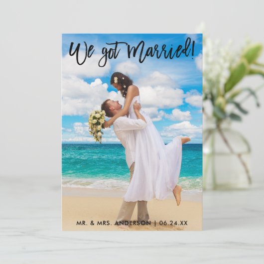 We hebben een gehuwde viering van penseelscript ui aankondiging (Staand voorkant)