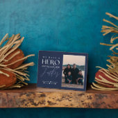 We hebben een Hero die we hem noemen. Fotoplaat (Zijkant)