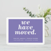 WE HEBBEN EEN modern, minimaal nieuw adres paars V Aankondiging (Staand voorkant)