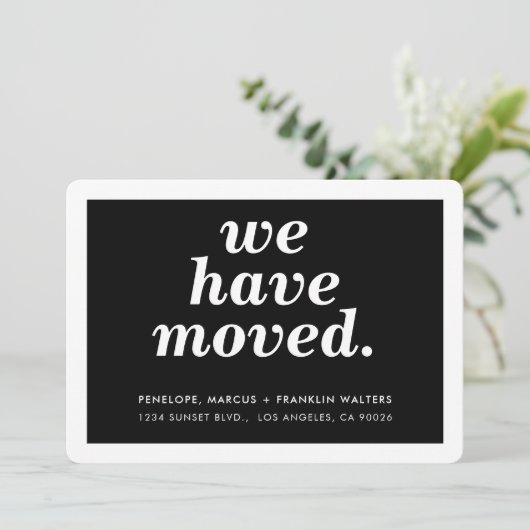 WE HEBBEN EEN modern, minimaal nieuw adres zwart V Aankondiging (Staand voorkant)