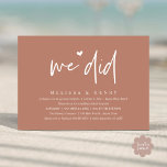 We hebben een moderne bruiloft Elopement receptie  Kaart<br><div class="desc">Markeer het begin van uw eeuwigheid met elegantie met behulp van onze hedendaagse terracotta bruine aarde thema bruiloft elopement receptie diner feest viering uitnodiging kaart, "We deden". Perfect voor koppels die hun vreugdevolle gelegenheid uitbreiden, deze uitnodiging straalt sophisticatie uit met een vleugje speelsheid, en vormt het podium voor een gedenkwaardige...</div>