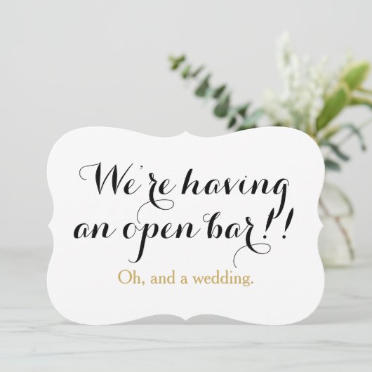 We hebben een open bar en een grappige bruiloft kaart (Staand voorkant)