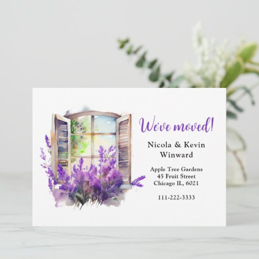 We hebben een Paarse bloemenlavendelraam verplaats Aankondiging (Staand voorkant)