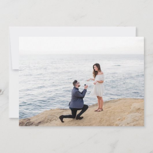 We hebben eindelijk een bruiloftsdatum vastgelegd, save the date (Achterkant)