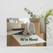 We hebben Funny Moving Boxes met Feet verplaatst Aankondiging (Staand voorkant)