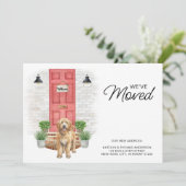 We hebben Golden Doodle Red Door Dog verhuisd Aankondiging (Staand voorkant)