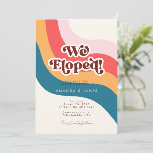 We hebben Groovy Retro 70s Wavy Line Photo Wedding Kaart (Staand voorkant)