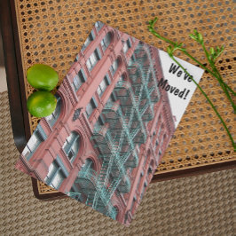 We hebben het appartementengebouw verplaatst. aankondigingskaart