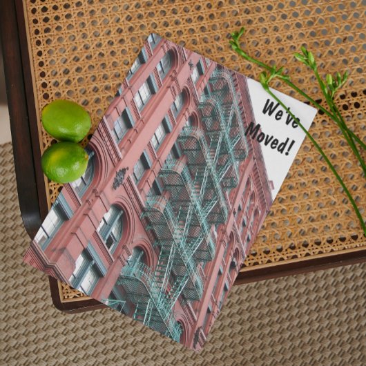 We hebben het appartementengebouw verplaatst. aankondigingskaart