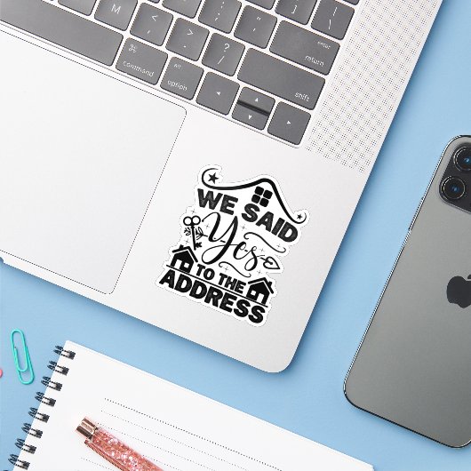We hebben ja gezegd tegen het adres housewarming C Sticker (Laptop met iPhone)