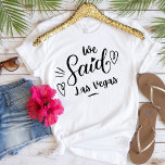 We hebben Las Vegas Funny White Bachelorette T-shirt<br><div class="desc">Een modern design voor de bruiloft of voor een bachelorette. De mooie woorden" "We zeiden Las Vegas" op een wit t-shirt,  heeft een hart en is zeker opgemerkt. Bachelorette Party Destination...  Las Vegas. Kan worden gedragen voor een repetitief diner,  en samen met je trouwfeest.</div>