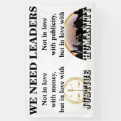 We hebben leiders nodig die verliefd zijn op JUSTI Spandoek (Verticaal)