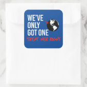 We hebben maar één aarde vierkante sticker (Tas)