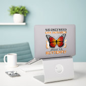 We Hebben Maar Één Monarch En Dat Is Een Vlinder Sticker (Laptop op bureau)