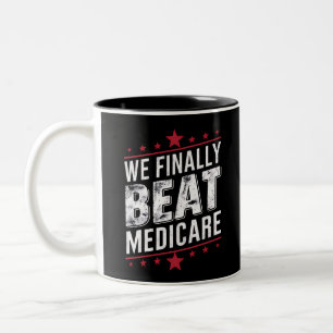 We hebben Medicare Trump Biden Verkiezing Eindelij Tweekleurige Koffiemok