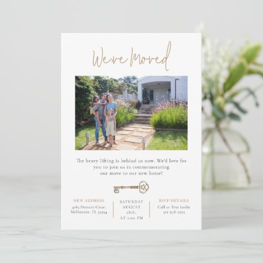 We hebben nieuwe huis aankondiging & uitnodiging v (Staand voorkant)