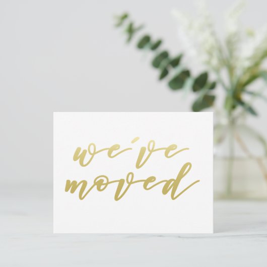 We hebben ons verplaatst | Faux Gold Script-Briefk Aankondigingskaart (Staand voorkant)