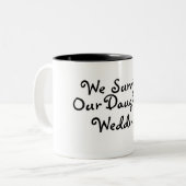 We hebben onze Daughters bruiloft overleefd Tweekleurige Koffiemok (Voorkant links)