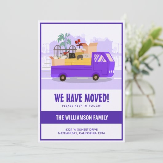 We hebben Paarse vrachtwagen op de weg verplaatsen Aankondiging (Staand voorkant)