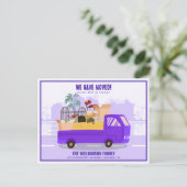 We hebben Paarse vrachtwagen op de weg verplaatsen Aankondigingskaart (Staand voorkant)