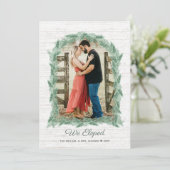 We hebben Pine Bough Arch Lijst met foto Feestdagenkaart (Staand voorkant)