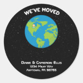 We hebben Planet Earth Location Pin New Address ve Ronde Sticker (Voorkant)